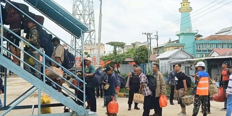 Foto:IST/MATA KALTENG - Suasana keberangkatan di Pelabuhan Sampit.