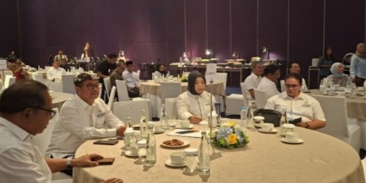 FOTO: IST/MATAKALTENG - Saat giat Apkasi berlangsung dan dirangkai dengan buka puasa bersama Bupati Kotawaringin Barat, Hj Nurhidayah (tengah hijab hitam) hadir bersama bupati lainnya di Kuningan, Jakarta Selatan belum lama ini.