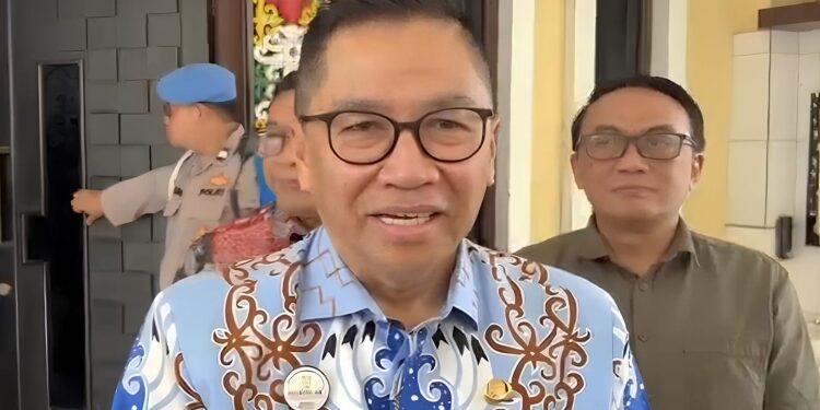 FOTO: NRA/MATAKALTENG - Pelaksana Tugas Sekretaris Daerah Kalteng Leonard S. Ampung, saat diwawancarai wartawan.