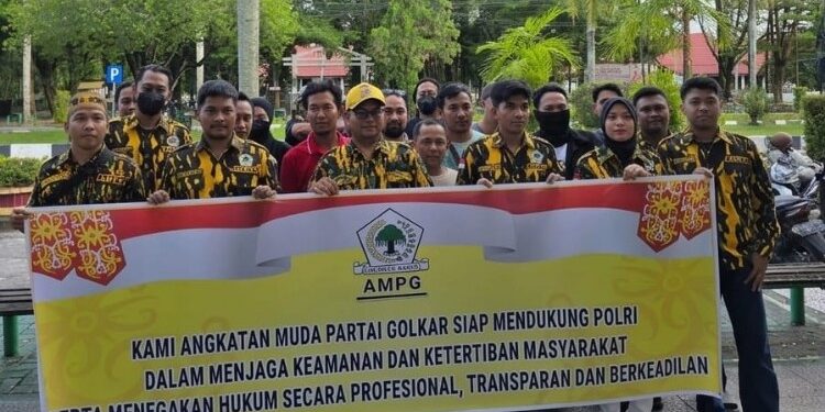 FOTO: Jajaran Angkatan Muda Partai Golkar, pada saat berfoto bersama usai membagikan takjil kepada pengendara di Jalan Yos Sudarso, Kota Palangka Raya.