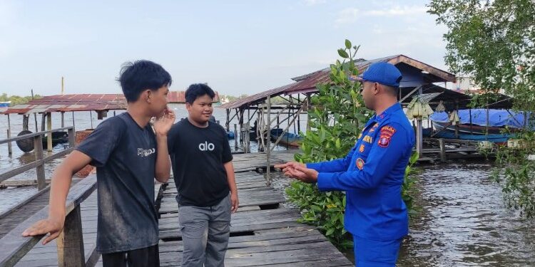 FOTO; IST/MATAKALTENG- Petugas Ditpolairud Polda Kalteng memberikan edukasi kepada masyarakat bantaran sungai tentang pentingnya menjaga nilai-nilai Pancasila sebagai upaya menangkal radikalisme.