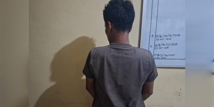 FOTO: IST/MATAKALTENG- MT Pelaku pencurian buah sawit milik perusahaan  PT. LMS, Kecamatan Antang Kalang saat diamankan polisi.