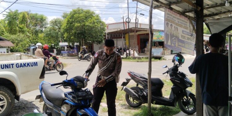 FOTO: AGUS/MATAKALTENG- Pihak kepolisian Satlantas Polres Kotim saat berada di TKP kejadian kecelakaan pada Senin, 9 Maret 2026.