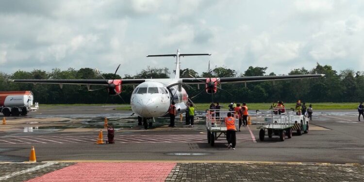 Foto:IST/MATA KALTENG - Penerbangan Perdana Wings Air rute Sampit-Surabaya di Bandara H Asan Sampit, 10 Maret 2026.