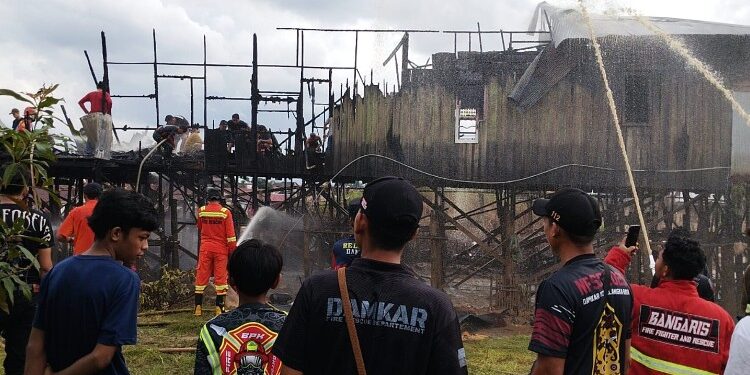 FOTO: Petugas melakukan pemadaman pada sebuah rumah yang berada di kawasan Pahandut Seberang, Selasa (10/3/2026).