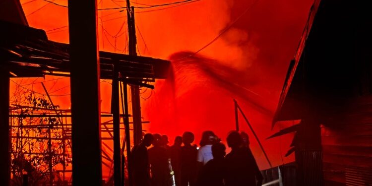 FOTO: Petugas pemadam kebakaran pada saat melakukan pemadaman.