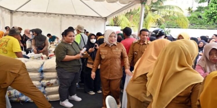 FOTO: IST/MATAKALTENG - Pemkab Kobar menyiapkan sebanyak 3.120 paket sembako kepada masyarakat dalam pasar murah di halaman Rujab Bupati Kobar, Selasa 10 Maret 2026.