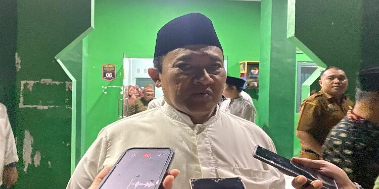 FOTO: NRA/MATAKALTENG - Wakil Gubernur Kalteng, Edy Pratowo, saat diwawancarai wartawan.