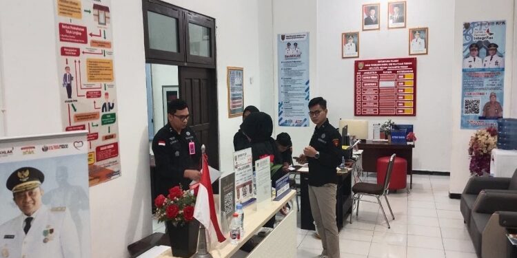 FOTO: IST/MATAKALTENG - Tim penyidik melakukan penggeledahan di kantor Dinas Penanaman Modal dan Pelayanan Terpadu Satu Pintu, Kalteng.