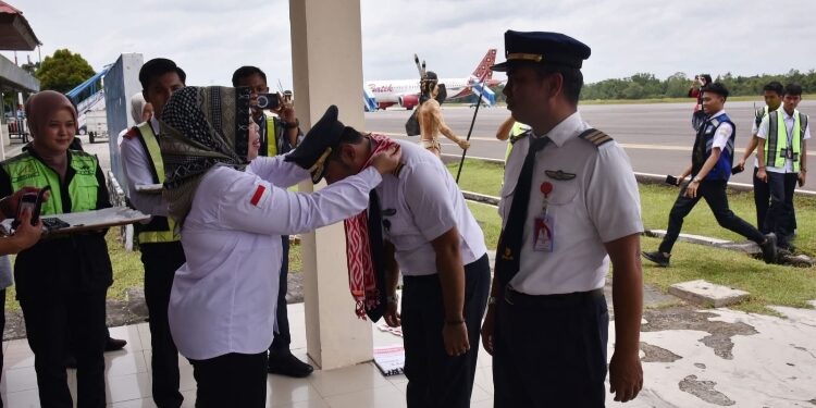 FOTO: IST/MATAKALTENG - Bupati Kotawaringin Barat Hj Nurhidayah saat melepas keberangkatan penumpang tujuan Pangkalan Bun, Sampit dan Ketapang melalui Bandara Udara Iskandar, Rabu 11 Maret 2026.
