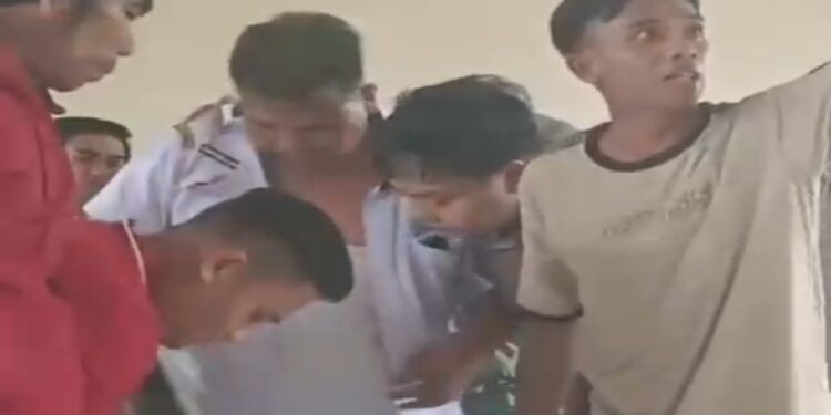 FOTO: IST/MATAKALTENG - Tangkapan layar Camat Mentaya Hilir Utara dibantu aparat saat mengamankan amukan dari massa di Kantor Kecamatan setempat.