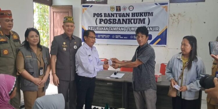 FOTO : DISKOMINFO SANTIK/MATA KALTENG - Suasana penyaluran kartu huma betang sejahtera kepada warga di Kelurahan Tampang Tumbang Anjir, Kecamatan Kurun, Senin 9 Maret 2026 sore.