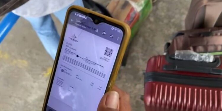 Foto:IST/MATA KALTENG - E-tiket penumpang kapal di Pelabuhan Sampit yang diduga tertipu tiket palsu.