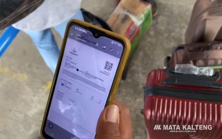 Foto:IST/MATA KALTENG - E-tiket penumpang kapal di Pelabuhan Sampit yang diduga tertipu tiket palsu.