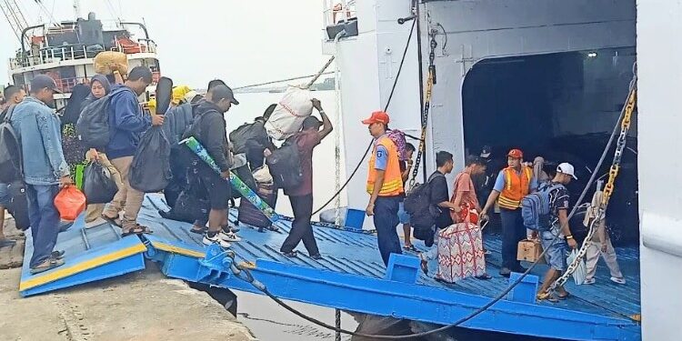 Foto:IST/MATA KALTENG - Keberangkatan penumpang di pelabuhan Sampit.