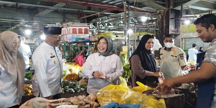 FOTO: IST/MATAKALTENG - Bupati Kotawaringin Barat Hj Nurhidayah dan Wakil Bupati melaksanakan sidak di Pasar Indra Sari dan Gudang Bulog, Rabu 11 Maret 2026.