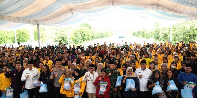 FOTO: IST/MATAKALTENG - Gubernur Kalteng menggelar pasar murah spesial ramadan dan membagikan ribuan sembako gratis untuk mahasiswa.