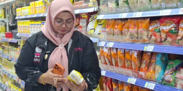 Foto:DIAN/MATA KALTENG - Sidak pangan oleh Pemda Kotim di Hypermart Sampit, Kamis 12 Maret 2026.