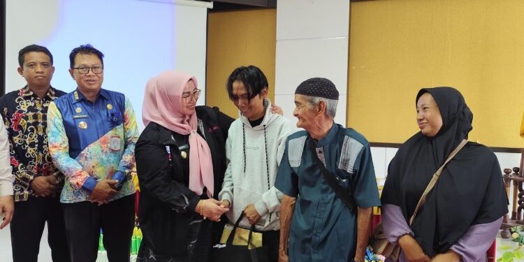 Foto:IST/MATA KALTENG - Penyeraha secara simbolis bantuan Kartu Huma Betang di Kecamatan MB Ketapang, 12 Maret 2026.