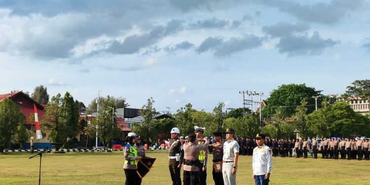 FOTO: Pemasangan pita oleh Karo Ops Polda Kalteng, Kombes Pol Sugeng Riyadi, tanda dimulainya Operasi Ketupat Telabang 2026.