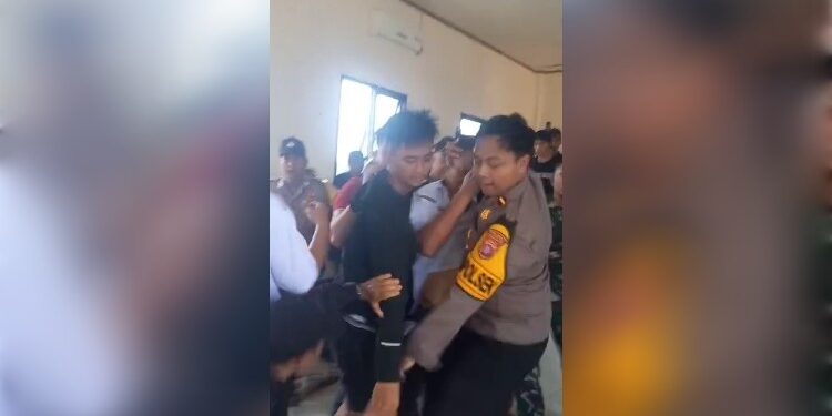 FOTO: IST/MATAKALTENG - Kapolsek Sungai Sampit,Ipda Dhafi Kurnia Yudistira saat mengamankan Camat MHU Zikrillah dari amukan masa di kantor Kecamatan MHU.