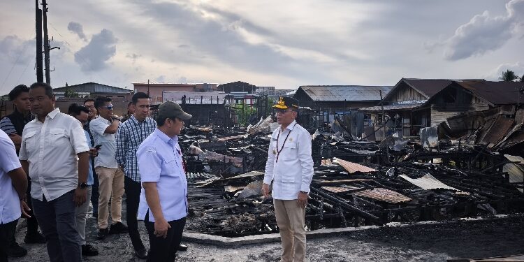 FOTO: IST/MATAKALTENG - Gubernur Kalteng dan Forkopimda saat melakukan peninjauan dan menyalurkan Bantuan untuk Korban Kebakaran di Gang Sukamaju.
