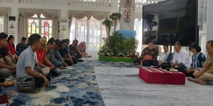 FOTO: IST/MATAKALTENG - Audiensi antara kelompok penambang rakyat dengan Gubernur Agustiar Sabran di Istana Isen Mulang, rumah jabatan gubernur di Palangka Raya, Kamis 12 Maret 2026.