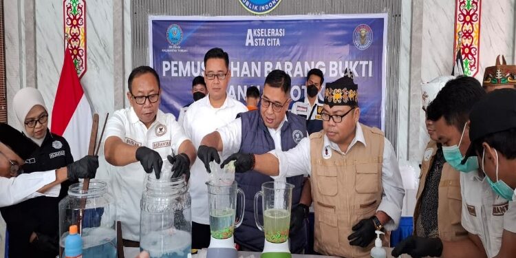 FOTO: IST/MATAKALTENG - Pemusnahan barang bukti narkotika jenis sabu dan pil ekstasi yang berasal dari pengungkapan kasus peredaran narkotika di wilayah Kabupaten Kotawaringin Timur pada Februari 2026.