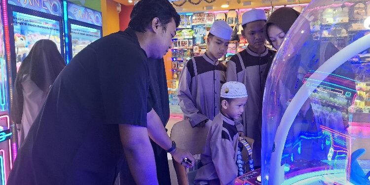FOTO: DIAN/MATA KALTENG - Anak-anak panti asuhan saat bermain di Funstation, Jumat 13 Maret 2026.