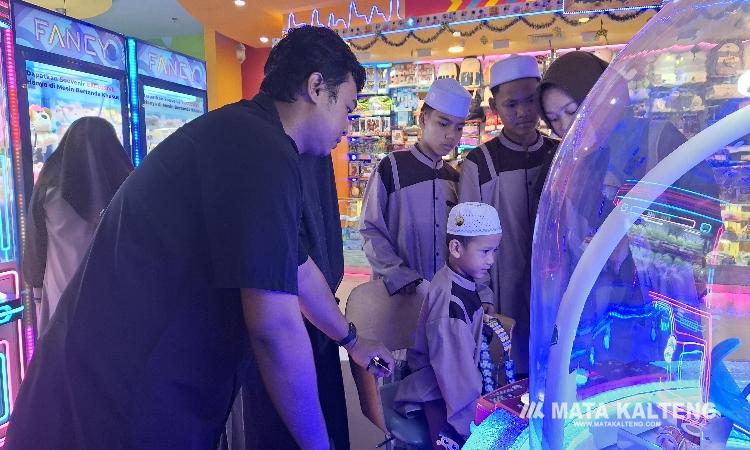 FOTO: DIAN/MATA KALTENG - Anak-anak panti asuhan saat bermain di Funstation, Jumat 13 Maret 2026.