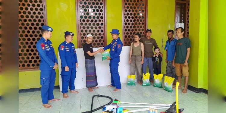FOTO: IST/MATAKALTENG - Kegiatan Gerakan Indonesia Asri oleh personel KP XVIII-1004 dengan membersihkan area masjid.