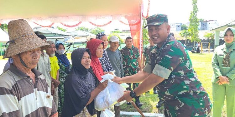 Foto:IST/MATA KALTENG - penyerahan bantuan sembako oleh Komandan Kodim 1015 Sampit Letnan Kolonel (Letkol) Infanteri Dwi Candra Setyawan.