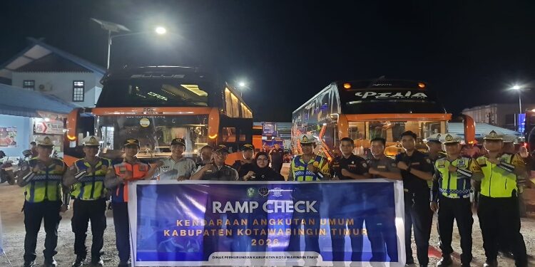 FOTO: IST/MATA KALTENG - Pelaksanan ramp check (ram cek) bus di Terminal Patih Rumbih, Sampit, menjelang arus mudik Idulfitri 1447 Hijriah, Jumat 13 Maret 2026 malam.