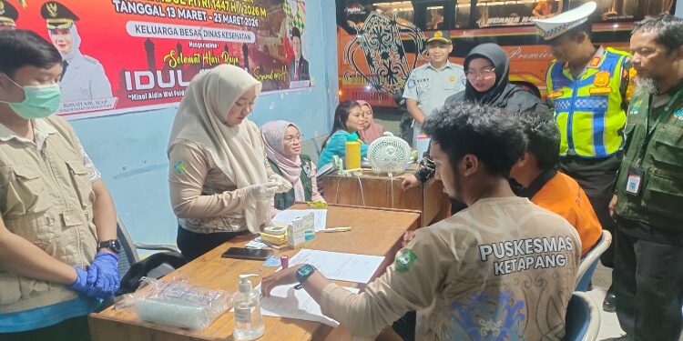 FOTO: IST/MATA KALTENG - Pemeriksaan kesehatan sopir bus di Terminal Patih Rumbih, Jumat 13 Maret 2026 malam.