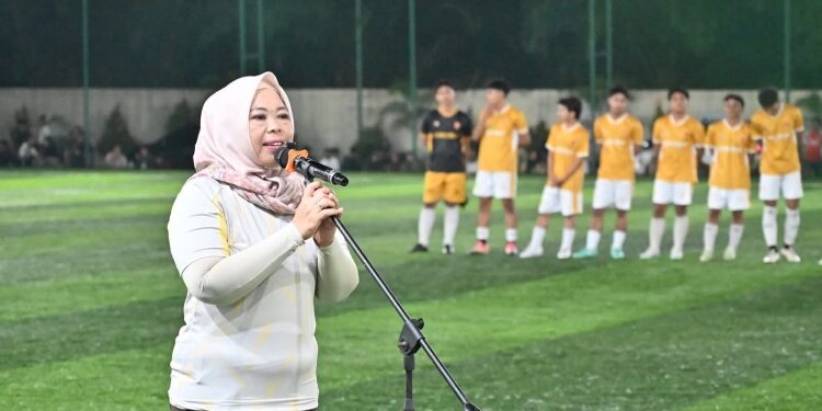 FOTO: IST/MATAKALTENG - Bupati Kotawaringin Barat Hj Nurhidayah menutup turnamen sepak bola mini yang digelar di lapangan Pitch 21 Pangkalan Bun.