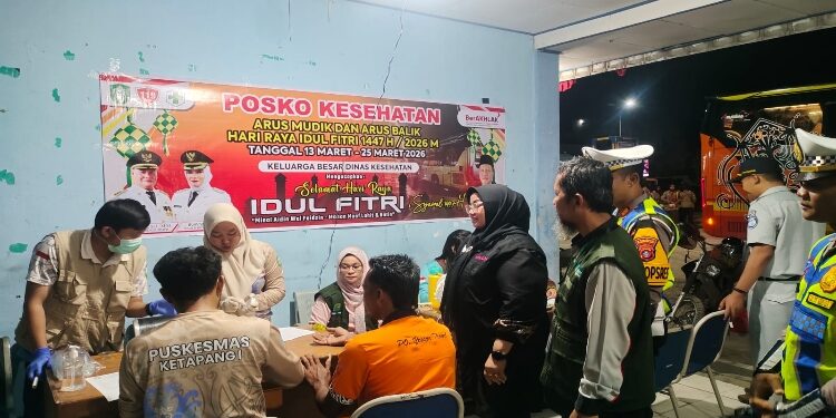 FOTO: IST/MATA KALTENG - Pemeriksaan kesehatan sopir angkutan di Terminal Patih Rumbih, Jumat 13 Maret 2026 malam.