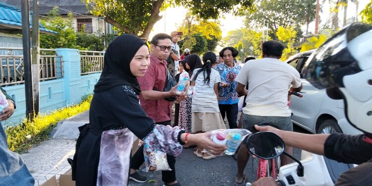 FOTO: IST/MATAKALTENG - Pengurus PWI Kotim saat berbagi takjil gratis, Minggu 14 Maret 2026.