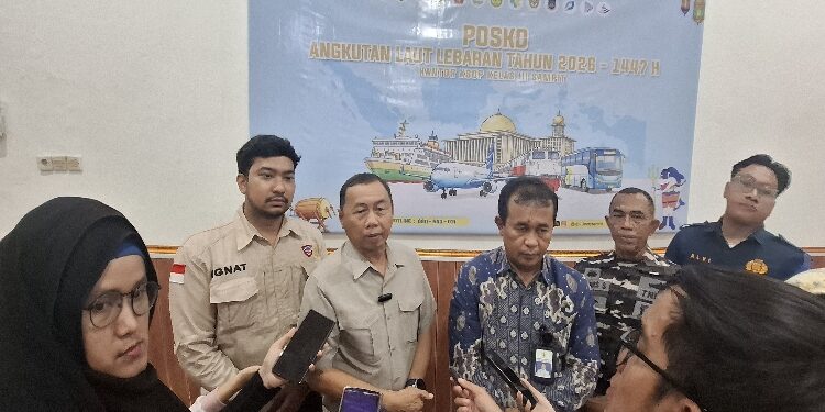 Kepala KSOP Kelas III Sampit, Hotman Siagian (batik biru).