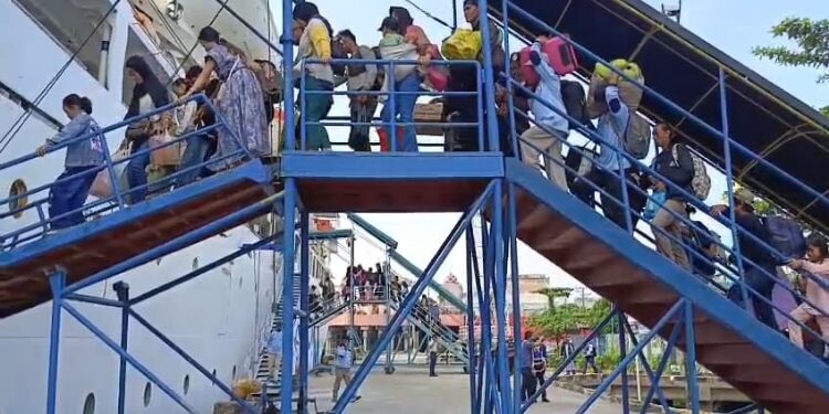 FOTO: IST/MATA KALTENG - Situasi terkini keberangkatan penumpang di Pelabuhan Sampit, Minggu 15 Maret 2026.