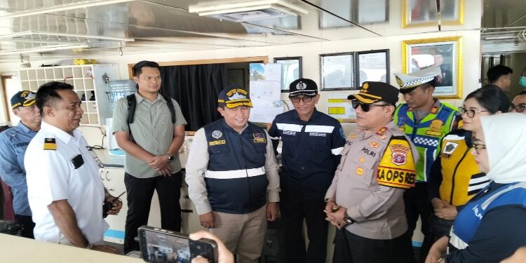 FOTO: IST/MATA KALTENG - KSOP Sampit saat pantau keberangkatan kapal di Pelabuhan Sampit bersama tim pos pantau pelabuhan, Minggu 15 Maret 2026.