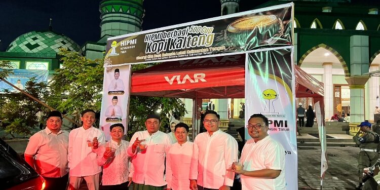 FOTO: IST/MATAKALTENG - Foto bersama saat menikmati kopi lokal, di acara buka puasa bersama Safari Ramadan Gubernur Kalteng di Majdi Islamic Center Sampit.