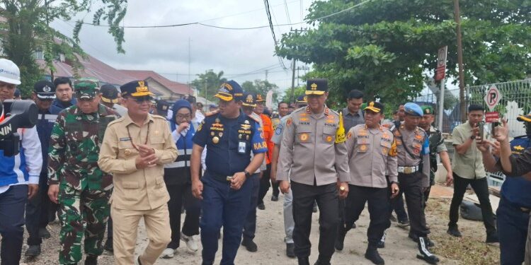 Foto:DIAN/MATA KALTENG - Gubernur Kalteng Agustiar Sabran beserta rombongan saat pantau keberangkatan kapal di Pelabuhan Sampit, 16 Maret 2026.