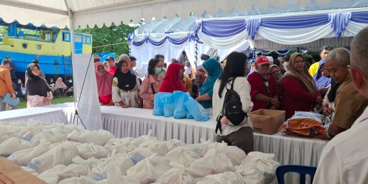 Foto:DIAN/MATA KALTENG - Pembagian sembako murah di Museum Kayu Sampit bersama Pemprov Kalteng, 16 Maret 2026.