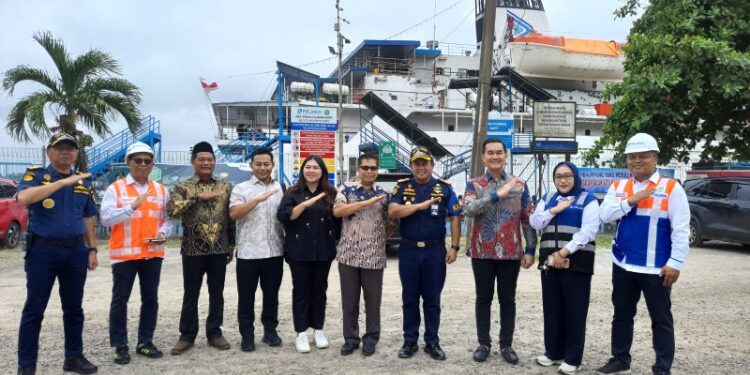 Foto:IST/MATA KALTENG - Anggota DPRD Kalimantan Tengah Daerah Pemilihan (Dapil) II saat pantau arus mudik di Pelabuhan Sampit.