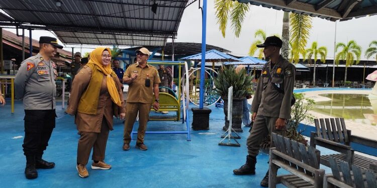 Foto:IST/MATA KALTENG - Wabup Kotim Irawati saat tinjau lokasi wisata kolam renang Aqui, Senin 16 Maret 2026.