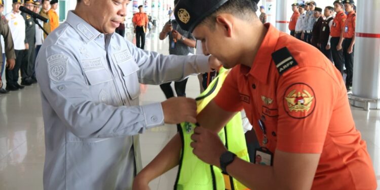 FOTO: MMC Kalteng/MATAKALTENG  - Kepala Dinas Perhubungan Provinsi Kalimantan Tengah Yulindra Dedy saat menyematkan rompi kepada petugas dalam Apel Pembukaan Posko Monitoring Angkutan Udara Lebaran 1447 H/2026 di Bandara Tjilik Riwut, beberapa waktu lalu.