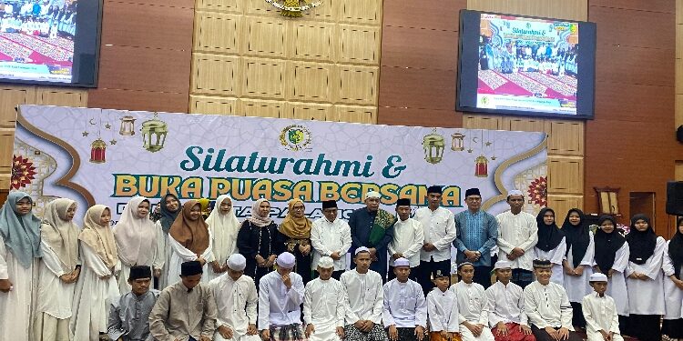 FOTO: NRA/MATAKALTENG - Foto Bersama Pimpinan dan Anggota DPRD Kota Palangka Raya beserta anak - anak panti asuhan.
