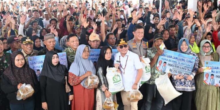 FOTO: IST/MATAKALTENG - Jelang Idulfitri dan Nyepi, Gubernur Salurkan Bantuan bagi masyarakat Kotawaringin Barat.