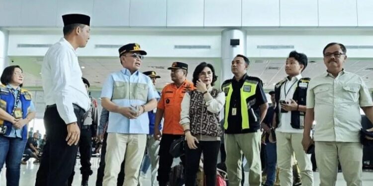 FOTO: IST/ANTARAKALTENG - Gubernur Meninjau Langsung Pelaksanan Mudik 2026 di Bandara Tjilik Riwut.