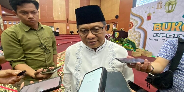FOTO: NRA/MATAKALTENG - Ketua Dewan Perwakilan Rakyat Daerah Kota Palangka Raya, Subandi, saat diwawancarai wartawan.